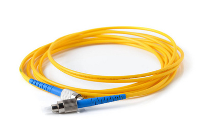 白色背景上的光纤电缆 连接数字世界的隐形桥梁